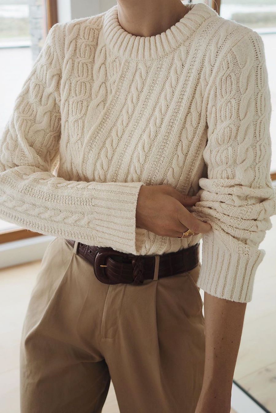 Cable knit hot sale sweater outfit